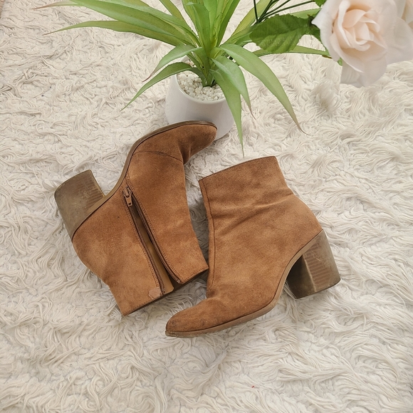 Brown faux suede ankle booties - Picture 1 of 6